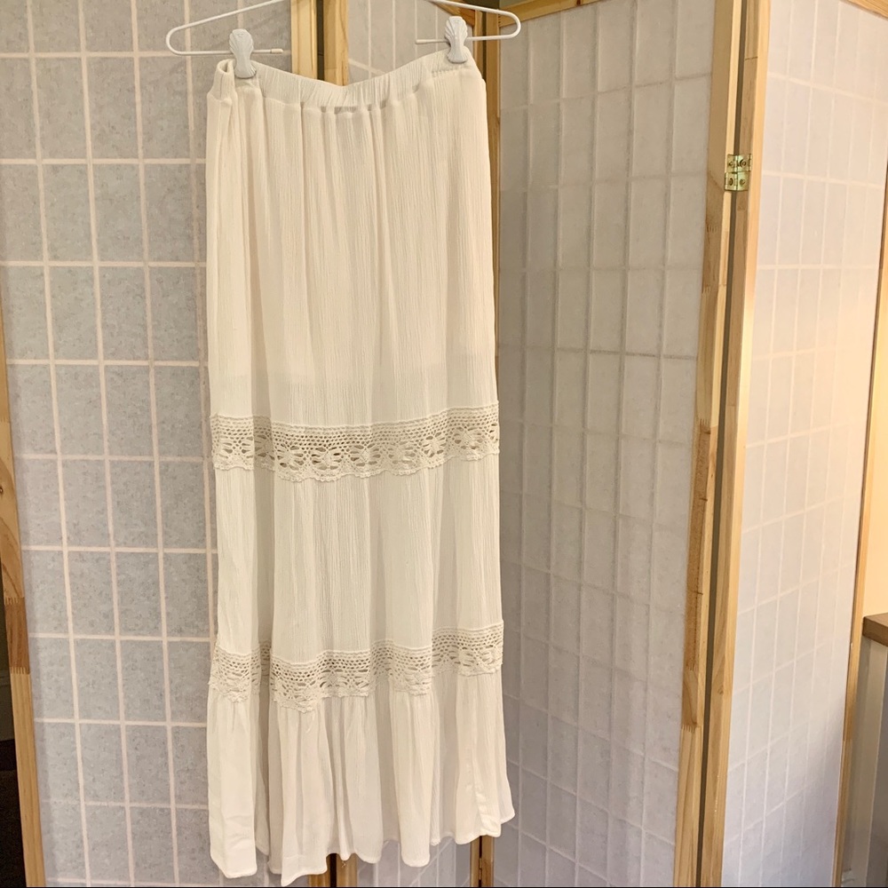 White maxi skirt with lace detail